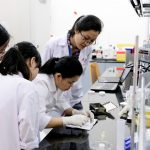 Dr. Nguyen Thi Hiep is teaching students how to test gel formation in her laboratory